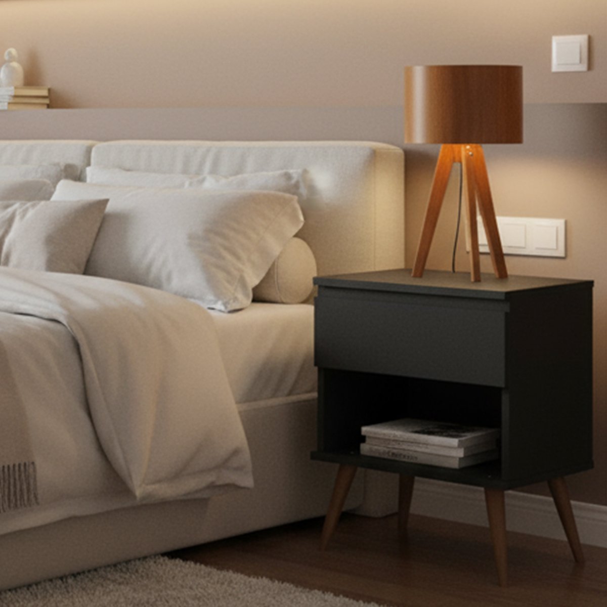 Lumin&aacute;ria de madeira maci&ccedil;a sobre mesa lateral em quarto com cabeceira natural